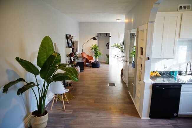Foto del edificio - McCausland Ave 4-Plex