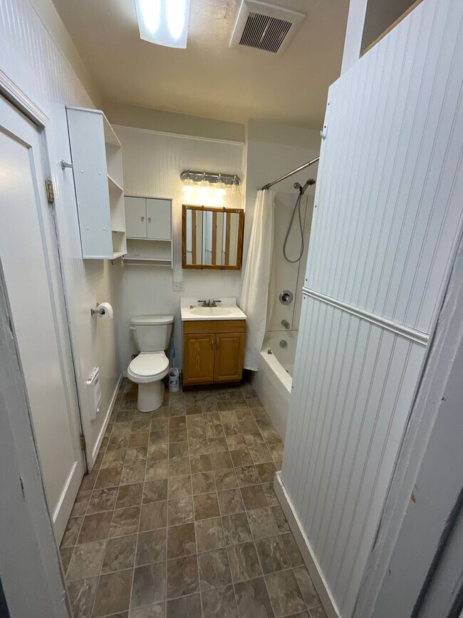 Building Photo - 2304 N Fir St