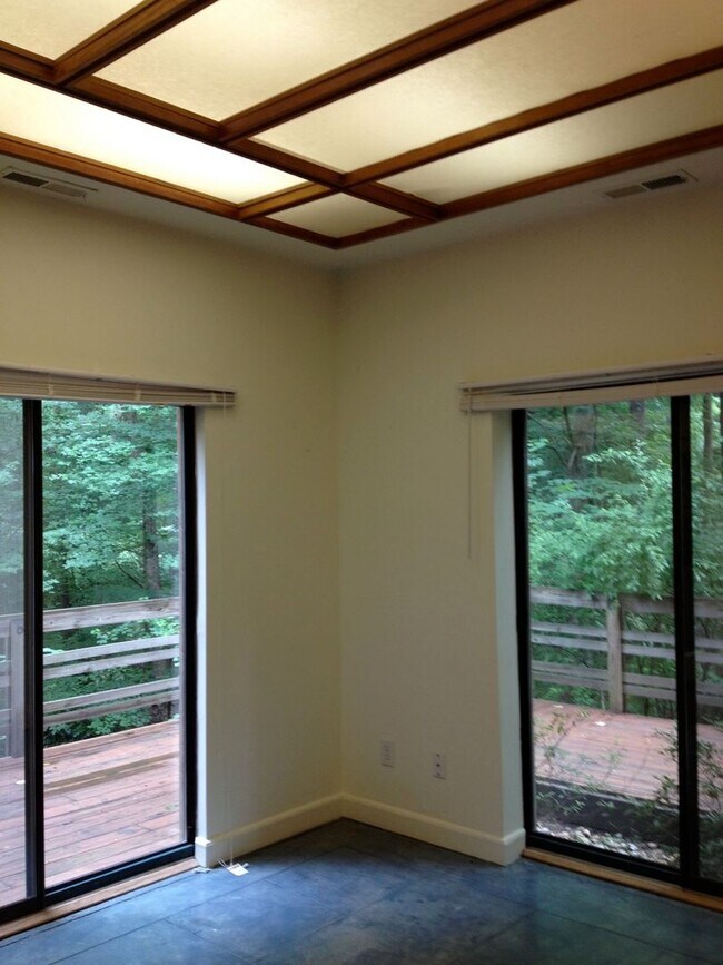 Foto del edificio - 1 Bed Apartment super close to UNC campus!  Quiet neighborhood & feels like living in a Tree House!