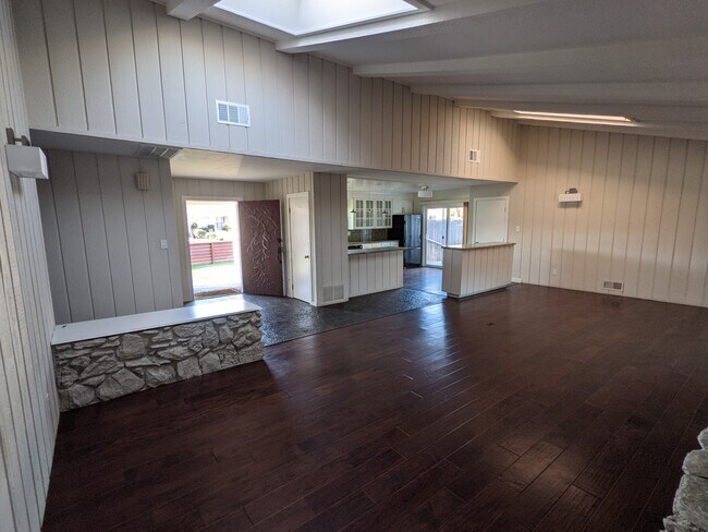 Building Photo - 7440 Miller Ave