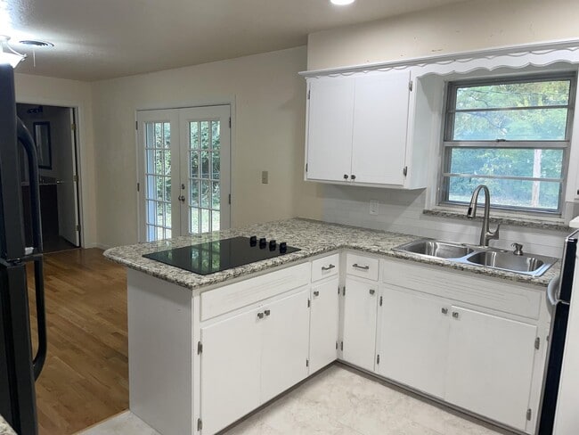 Building Photo - 1503 Oakwood Dr