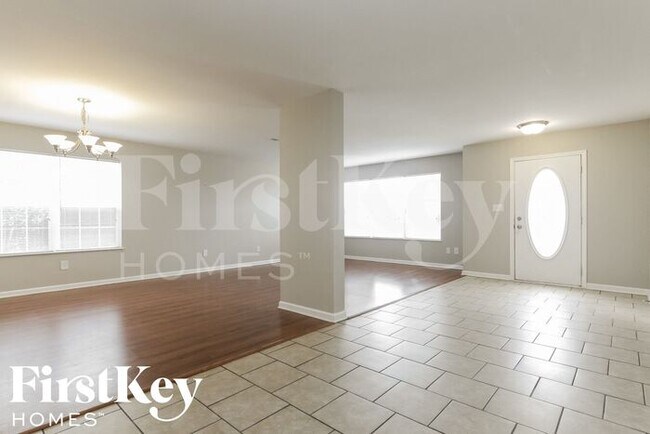 Foto del edificio - 565 Hummingbird Ln