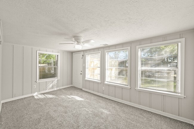 Building Photo - 203 W Hart Ave