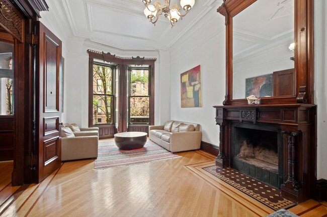 Building Photo - Brownstone Beauty