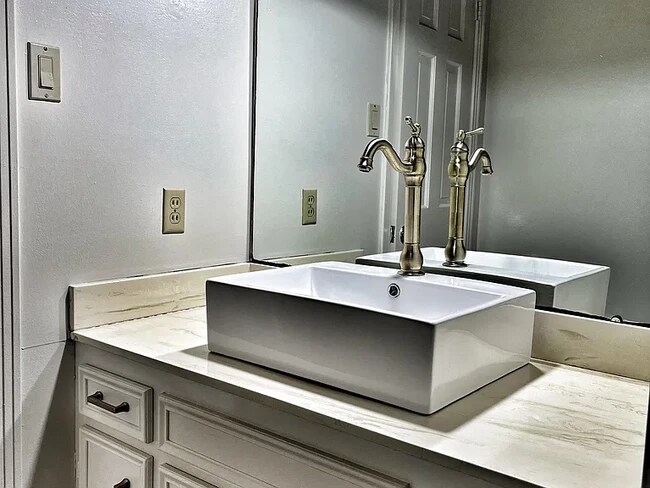 Foto del edificio - 4108 Royal Oak Dr