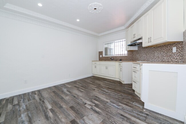 Building Photo - 520 W 82nd St