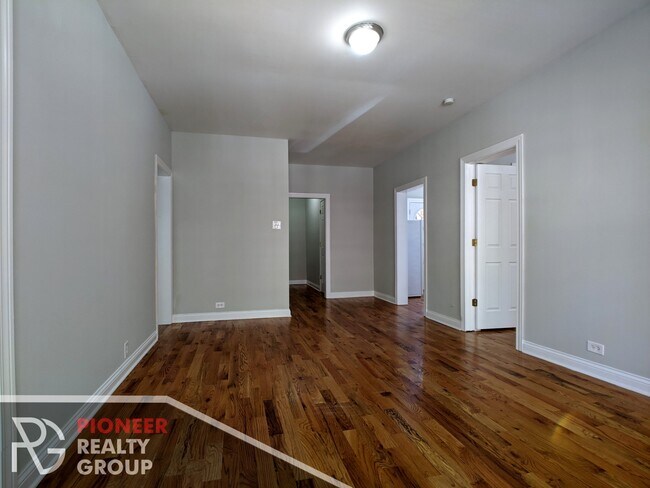 Foto del edificio - 3721 N Pine Grove Ave