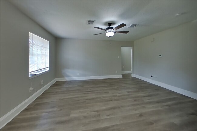 Building Photo - 4427 Oakside Dr