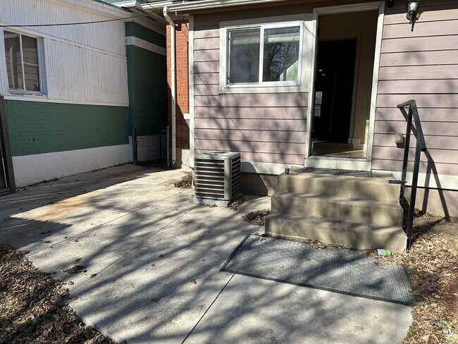 Building Photo - Charming 2BR house, fenced yards, exposed ...