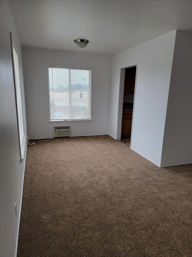 Building Photo - 1373 N Altadena Dr