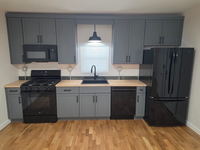 Building Photo - 659 Evergreen Ave