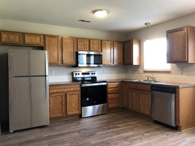 Large kitchen - 2619 E Conquest St
