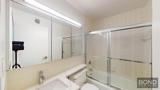Building Photo - 400 E 71st St