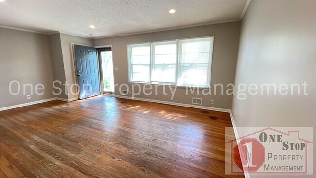 Foto del edificio - Charming 4 Bedroom Home with Finished Base...