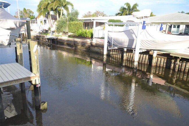 Foto del edificio - 219 Driftwood Dr N