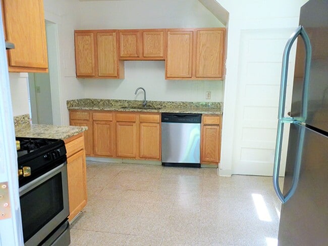 Building Photo - Available 6/1/2026 Charming Home With Priv...