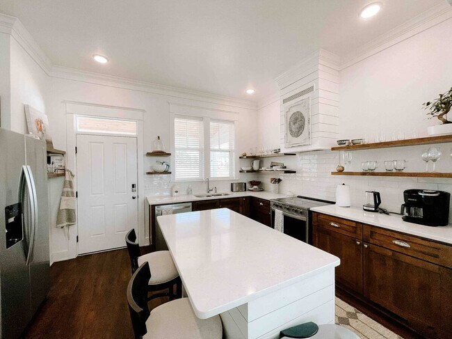 Foto del edificio - 2115 Loretta Parker Lane