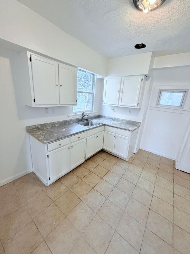 Foto del edificio - Spacious 4-Bedroom Single-Family Home with 2-Car Garage in Cleveland Heights