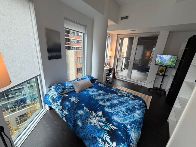 Photo du bâtiment - Flex Room with Balcony ? St Patrick St & Dundas St W