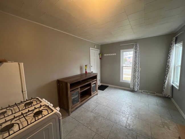 Building Photo - 103 7th Ave NW