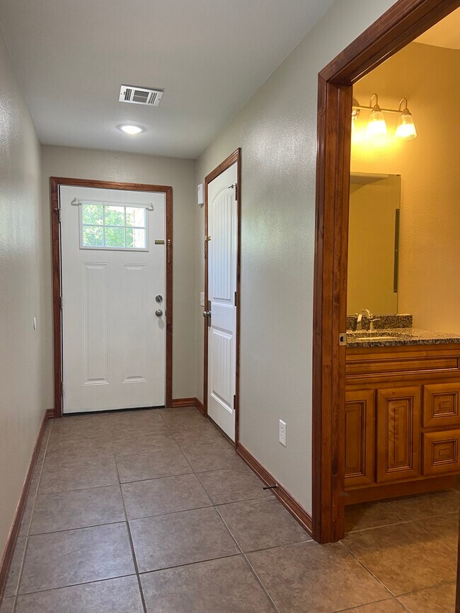 Building Photo - 1280 Willow Ln