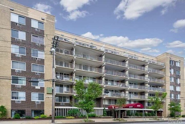Building Photo - 650 Shore Rd
