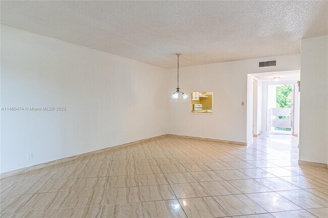 Foto del edificio - 1005 Country Club Dr