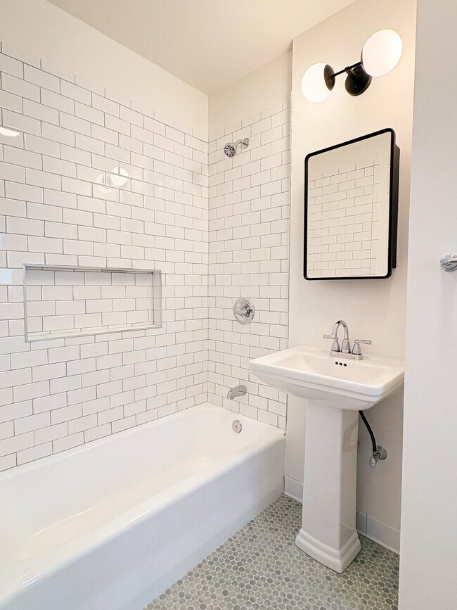Baño principal en suite con bañera original de la década de 1950 y azulejos nuevos. - 1041 Wilcox Ave