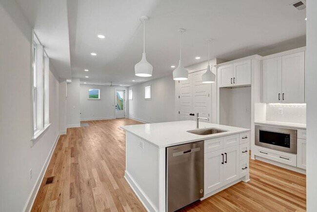 Building Photo - Beautiful New Construction in Heart of Eas...