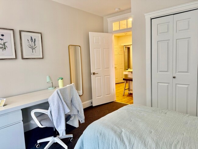 Foto del edificio - 829-833 Beacon Unit 5D