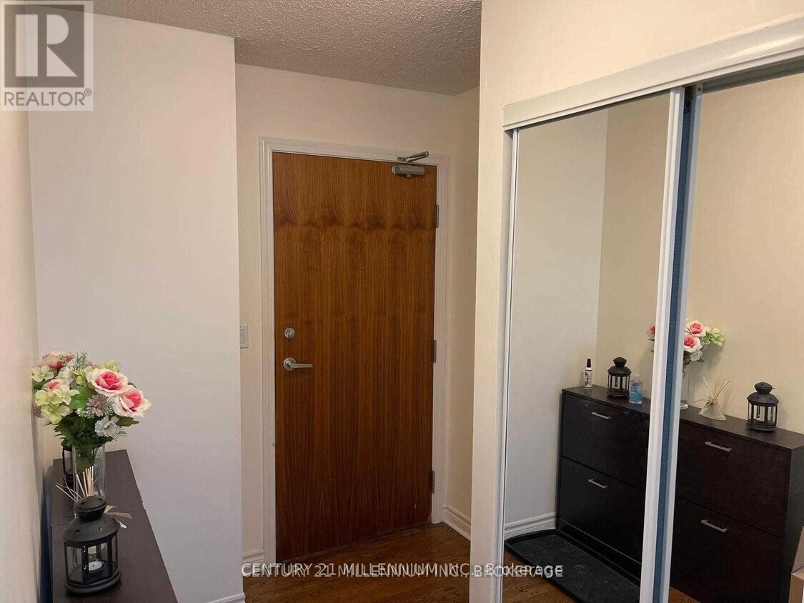 Photo principale - 1-1501 Elm Dr W