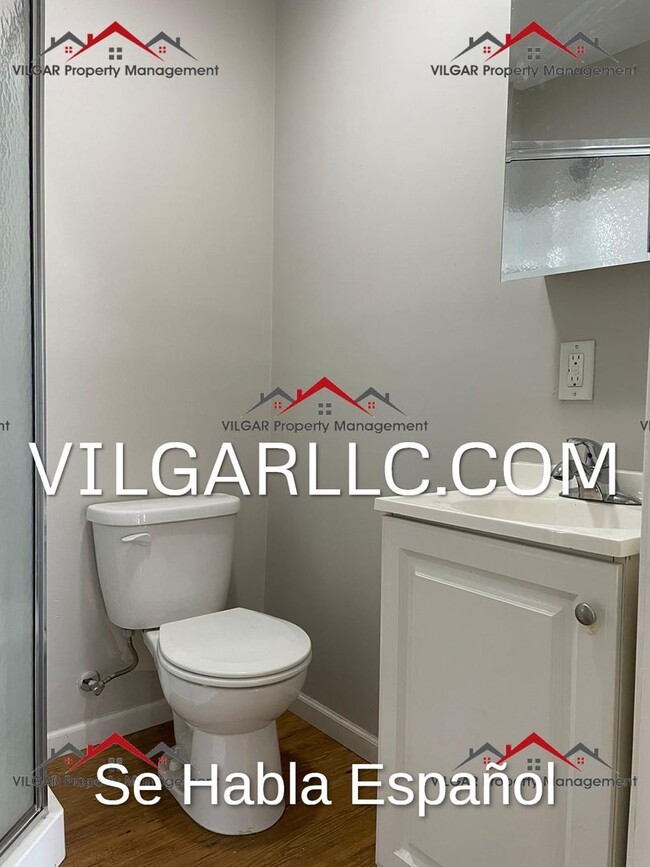Building Photo - Nice neighborhood: 5 bedrooms, 1.5 baths h...