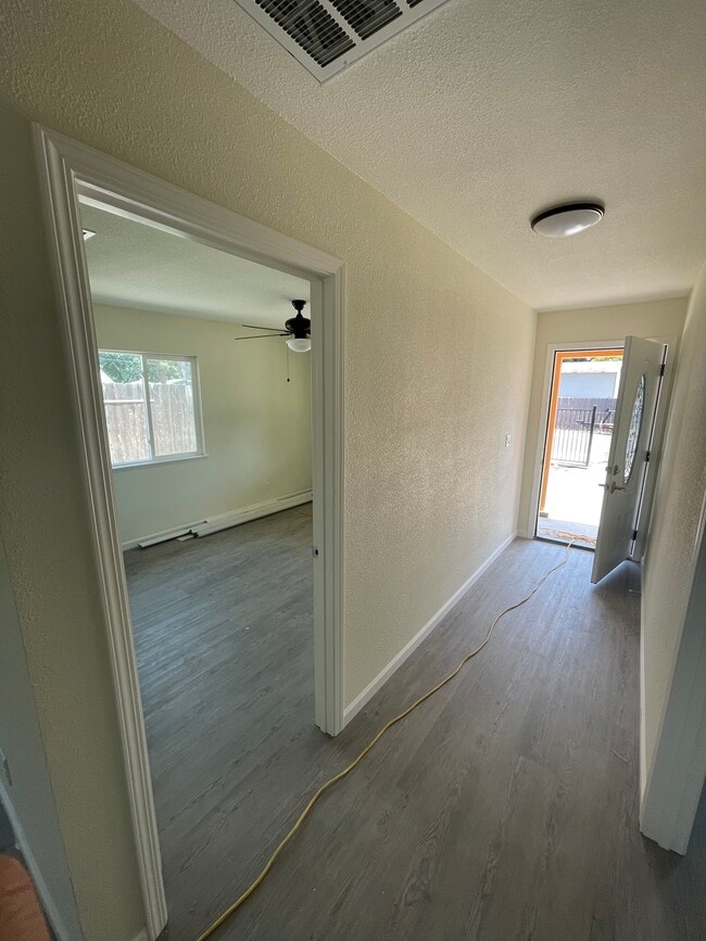 Building Photo - 1709 Shaddox Ave