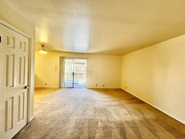 Building Photo - 2 bedroom 2 bath condo for rent in guard g...