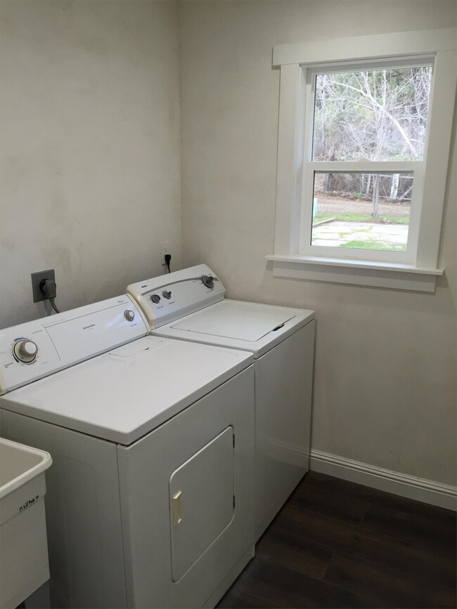 Foto del edificio - 305 Glenwood Rd