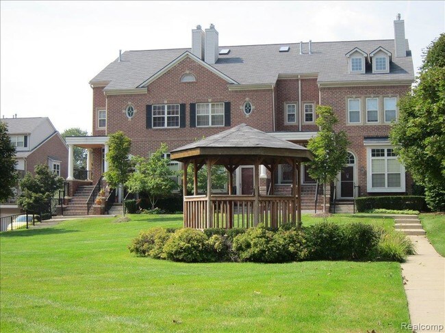 Building Photo - 16942 Farmington Rd
