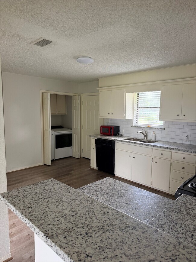 Foto del edificio - 151 Country Oaks St