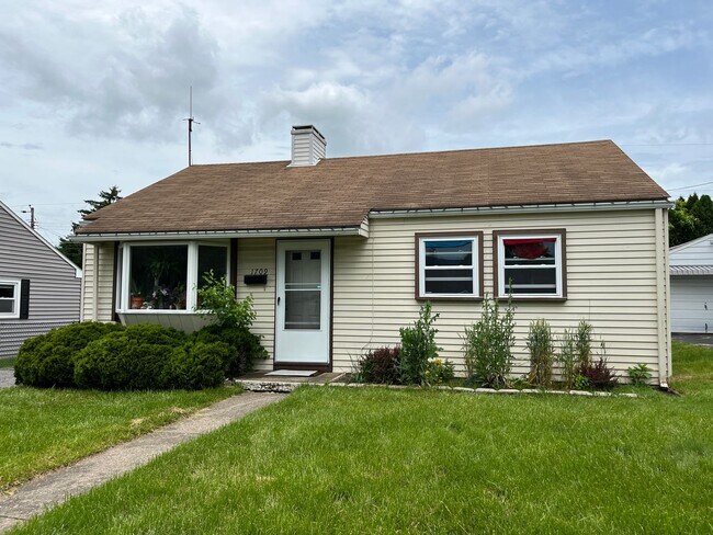 Foto del edificio - A newly remodeled 2-bedroom, 1-bathroom ranch home with central air and gas heat in a fantastic l...