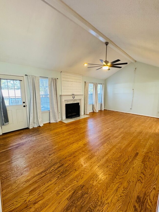 Building Photo - GREAT COMMUTE LOCATION!