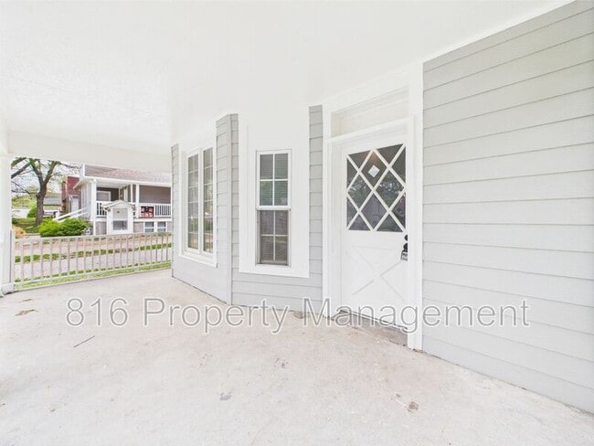 Building Photo - 633 S Fuller Ave