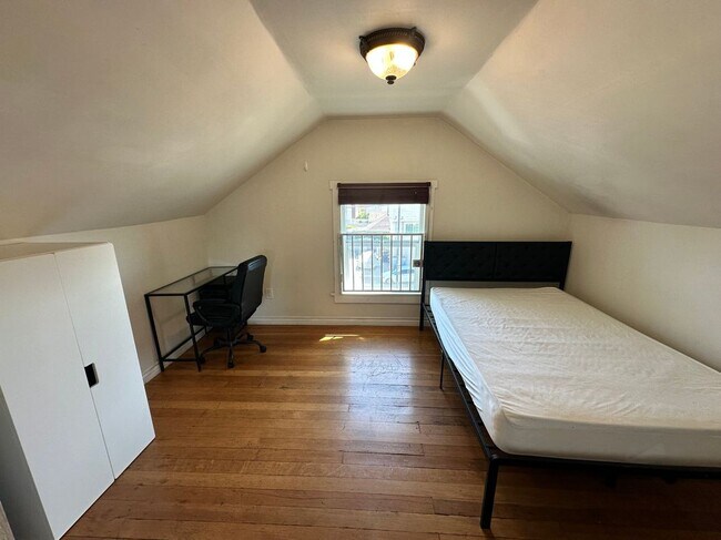 Foto del edificio - 1327 W 35th St