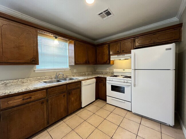 Foto del edificio - 3 Bedroom 2 Bathroom House!