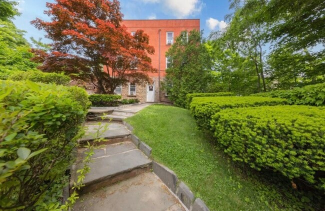 Building Photo - 253 W 256th St