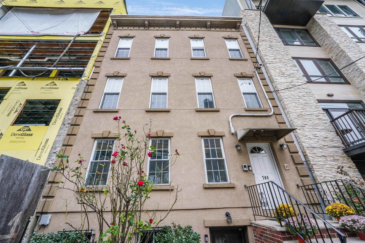 Primary Photo - 709 Monroe St