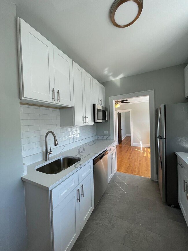 Building Photo - 1 bedroom in Chicago IL 60645