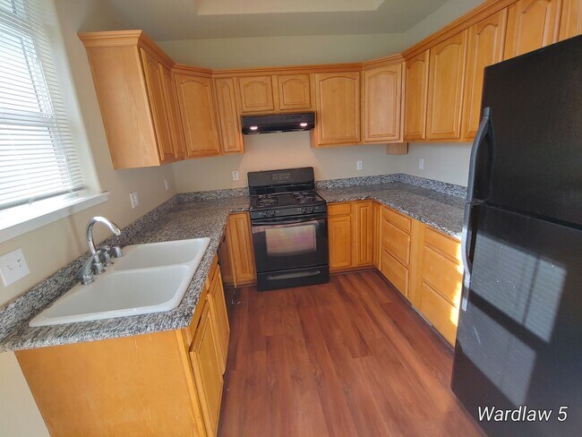 Building Photo - Charming Townhouse In Middletown