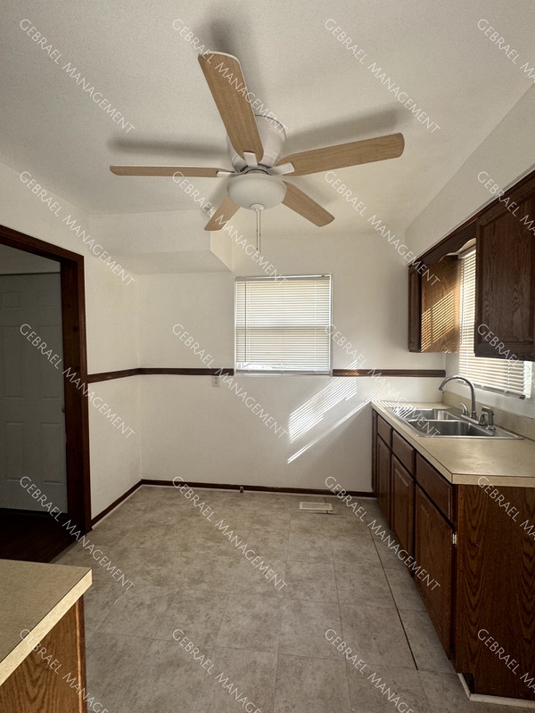 Building Photo - 1008 Knapp Ave