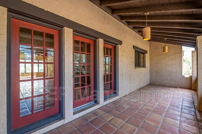 Building Photo - 6814 N Solaz Cuarto