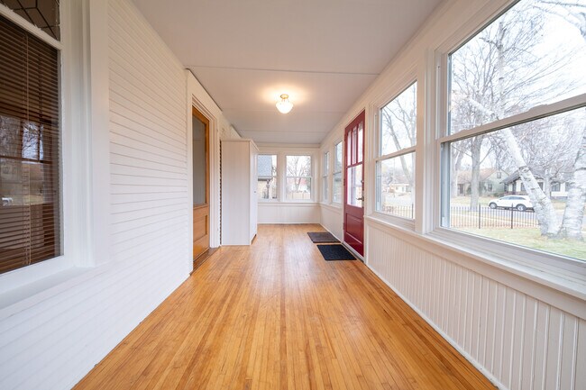 Foto del edificio - 4135 Quail Ave N