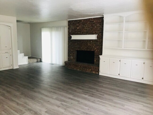 Building Photo - Completely Remodeled 2 Story Duplex - Putn...